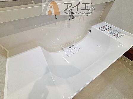 三面鏡にハンドシャワー付き、使いやすい洗面台