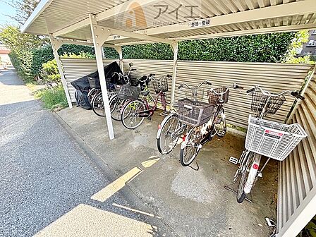 広々スペースの駐輪場はご家族の自転車を置くことができます