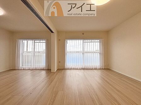 日差しがうれしいリビング、大窓からの見晴らしも良好