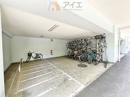広々スペースの駐輪場はご家族の自転車を置くことができます
