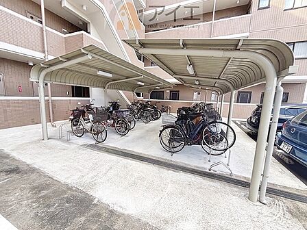 広々スペースの駐輪場はご家族の自転車を置くことができます
