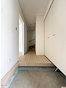 シンプル且つモダンなエントランス＆ホール。ゆとりを感じさせる上質で明るい空間が住まう人や訪れる人を心地よく迎え入れてくれます。