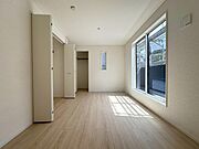 たっぷりの日差しが降り注ぐ明るい室内です。気持ちの良い朝日を受けて、目覚めの良い健康的な朝を迎えられそうです。