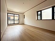 木目のフローリングが暖かみのある室内に。明るい寝室で心地のいい朝を迎えられそう。