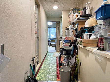 玄関側から見た室内