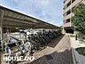 その他：アーチ屋根のスライド式ラックを備えた駐輪場です。奥の木々が敷地の景観を引き立てます。