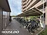 その他：折板屋根の別区画駐輪場で、バスケット付き自転車も余裕を持って停められます。