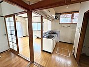 大きな窓から自然光が差し込み、心地よいお部屋です