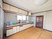 タイル調の壁が可愛らしいキッチン！レトロな雰囲気が魅力的です。