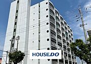 物件は最上階（9階）の角部屋になります。防府市の中央に位置しており、生活にはとても便利です。1階は店舗で美容院や税理士事務所が入居中です。