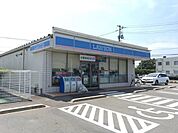ローソン防府北基地前店食料品の買い出しや、宅配物の受け取り、ATM利用にも徒歩で行けるのは嬉しいですね！ 850m