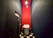 壁に収納スペースがあるので、トイレットペーパーもしっかり置けます。