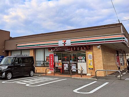 セブンイレブン防府緑町店食料品の買い出しや、宅配物の受け取り、ATM利用にも徒歩で行けるのは嬉しいですね! 530m
