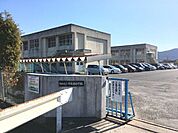 牟礼南小学校自律・敬愛を校訓とし、「豊かな人間性」を備えた人材の育成を目標としています。 880m