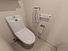 トイレ：すっきりとしたデザインの清潔感あるトイレです。