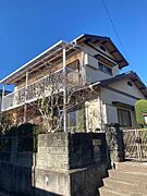 青空に映える明るい外観！爽やかな印象のお住まいです。