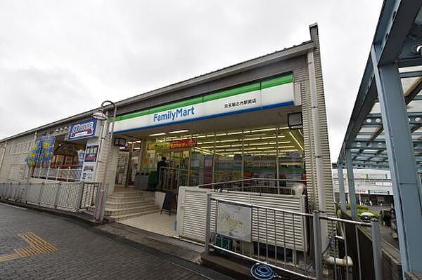 画像25:【コンビニエンスストア】ファミリーマート 京王堀之内駅前店まで309ｍ