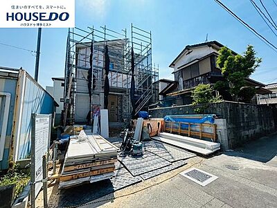 外観：9月6日撮影。＊現在建築中のため、現地にて最寄りスーパーやバス停などの周辺環境をご確認頂く現地見学のほか、近隣の同施工会社完成物件へのご案内も可能です。完成イメージの参考にしてください。