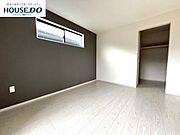 【プライベートルームの過ごし方】ベッドや机などの家具を置いてもゆとりある広さ。何にも邪魔されたくない一番のプライベート空間だから、過ごしやすさは大切にしたい・・・。