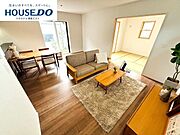 【家族の寛ぎ空間】みんなで過ごす時間が長いリビングだからこそ、程よい広さと明るさは大切なポイント。何気ない毎日のかけがえのない家族の時間は、温かなこのリビングで♪