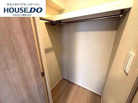 【欲しいところの収納力】実際に生活することを考え、お部屋の収納を重視しました。かさばる季節の衣類や大きなキャリーバッグもラクラク収納♪
