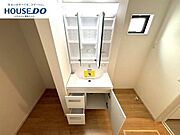 【サクッと準備して、さぁ行こう！】引き出しや3面鏡裏などの収納がたっぷりあるので、出したままにしたくないドライヤーや化粧品類などの生活感が出るものが片付きます。