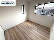 【家族のお部屋】2面採光の明るいお部屋。お子様の成長に合わせたレイアウトを作りやすくなっています。
