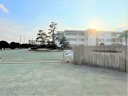 粕屋町立 粕屋東中学校 1900m