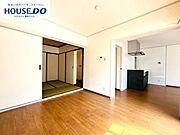 【家族の時間、穏やかな空間】家族が集まるリビングは床や壁をシンプルなテイストに。居心地が良いから自然と集まり、特別なことはしないけど、家族といる安心感は大切♪