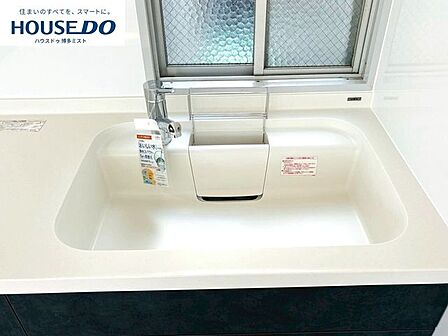 オフホワイトのオシャレなキッチンシンク。浄水カートリッジ内蔵の水栓で、いつでも清潔なお水が使えます。