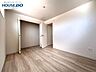寝室：【プライベートルームの過ごし方】ベッドや机などの家具を置いてもゆとりある広さ。何にも邪魔されたくない一番のプライベート空間だから、過ごしやすさは大切にしたい・・・。