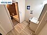 洗面：【家族みんなの使いやすさ】お手入れしやすく使いやすい3面鏡付きの洗面台。収納スペースも広く、洗剤や掃除道具をたっぷりと収納できます。