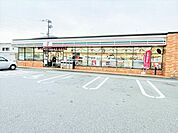 【セブンイレブン　須恵新原店】早朝、深夜など時間を気にせずお買い物。話題のスイーツや、期間限定のお惣菜など、要チェックです♪ 400m