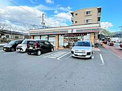 【セブンイレブン　須恵レインボーロード店】早朝、深夜など時間を気にせずお買い物。話題のスイーツや、期間限定のお惣菜など、要チェックです♪ 500m