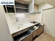 【今日のゴハンは何食べたい？】重たい鍋や大きなフライパンの収納はキッチン下のスライド収納へ。ちょっとした家事の手間を楽にする、家族みんなが使いやすいキッチンです。