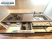 【今日のゴハンは何食べたい？】重たい鍋や大きなフライパンの収納はキッチン下のスライド収納へ。ちょっとした家事の手間を楽にする、使いやすいキッチンです。