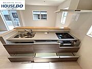 【今日のゴハンは何食べたい？】重たい鍋や大きなフライパンの収納はキッチン下のスライド収納へ。ちょっとした家事の手間を楽にする、家族みんなが使いやすいキッチンです。