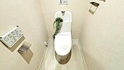 【毎日の使うものだから】温水洗浄便座付きのトイレです。汚れてもサッとひと拭きでお手入れ簡単。節水仕様でしっかり洗浄できます。環境にやさしく、しかも経済的です。