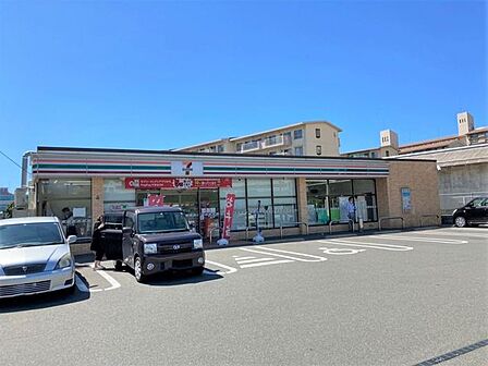 【セブンイレブン　福岡箱崎7丁目店】早朝、深夜など時間を気にせずお買い物。話題のスイーツや、期間限定のお惣菜など、要チェックです♪ 900m