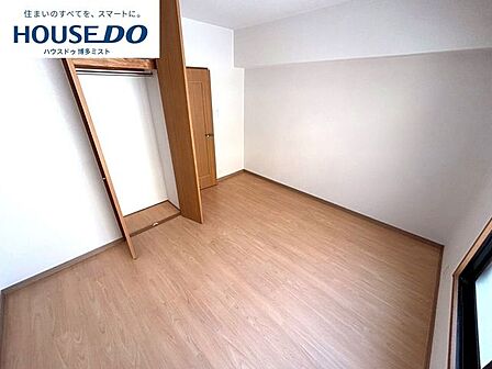 子どもに「自分の部屋」ができる日を、楽しみにしている方も多いはず。ベッドと机が置けて、少し遊べるくらいのちょうどいい広さです。