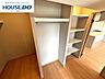収納：収納が充実していると、部屋に物が溢れません。生活感を出さずにすっきり暮らしたい方に、うれしいクローゼットです。