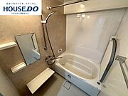 帰宅後のリセットに、ゆとりある浴室。デザインと機能が両立した空間で、一日の疲れをていねいにほぐせます。