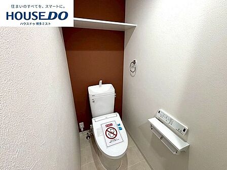 温水洗浄便座+節水仕様。快適に使えて、水道代への配慮もある。トイレひとつにも、丁寧な設計が感じられます。