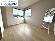 子どもに「自分の部屋」ができる日を、楽しみにしている方も多いはず。ベッドと机が置けて、少し遊べるくらいのちょうどいい広さです。