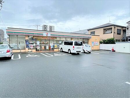 【セブンイレブン 博多上牟田2丁目店】早朝、深夜など時間を気にせずお買い物。話題のスイーツや、期間限定のお惣菜など、要チェックです♪ 700m