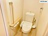 トイレ：縦型の手すりが設置されています。トイレットペーパーホルダーが「棚付き」なので、スマホを一時置きしたりするのにも非常に便利です。
