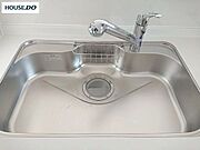 広々とした凸型シンクに洗剤ポケットを標準装備。洗剤や石鹸、スポンジもすっきり収納できます。
