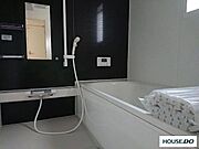 （イメージ写真）浴室には乾燥機を標準装備。天候に関わらず洗濯物を乾かせるほか、浴室のカビ防止にも役立ち、日々の家事負担を大きく軽減します。