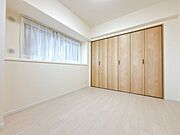 日当り良好の洋室！明るい空間となっております。