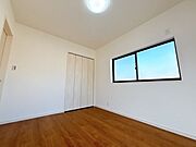 窓から風を感じられる快適なお部屋です。